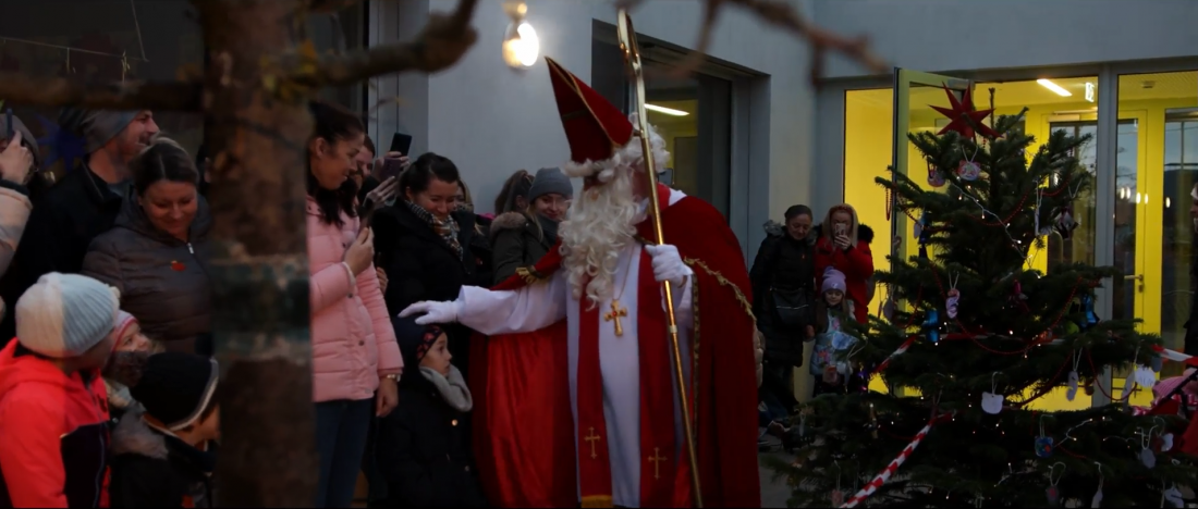 Der Nikolaus begrüßt die Kinder bei seinem Besuch.