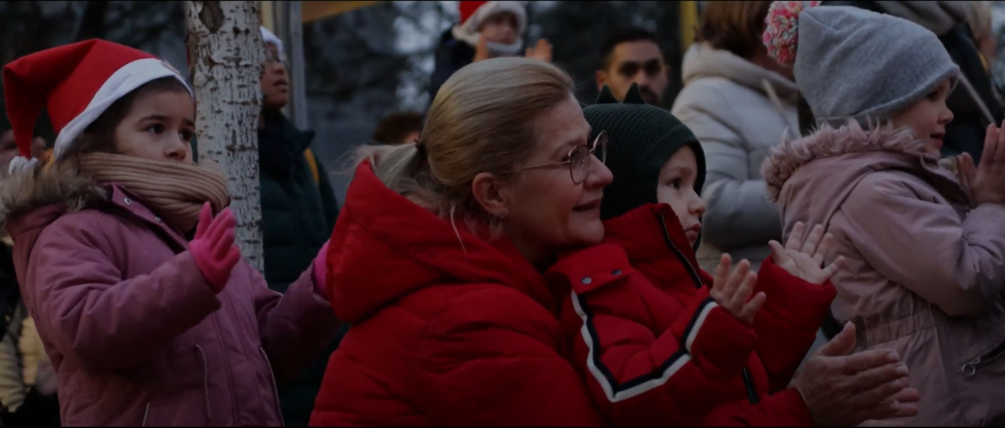 Familien klatschen beim Besuch vom Nikolaus