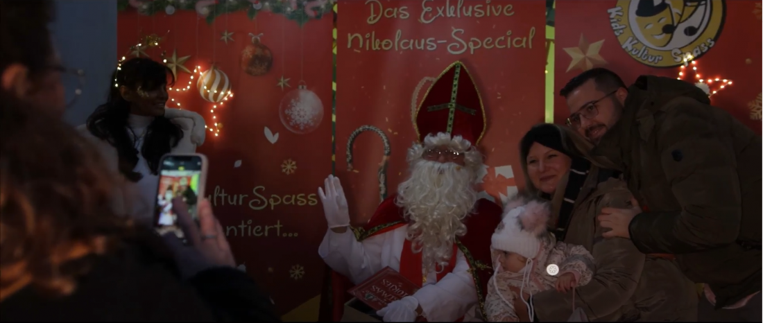 Kinder und Eltern freuen sich auf die Nikolausfeier