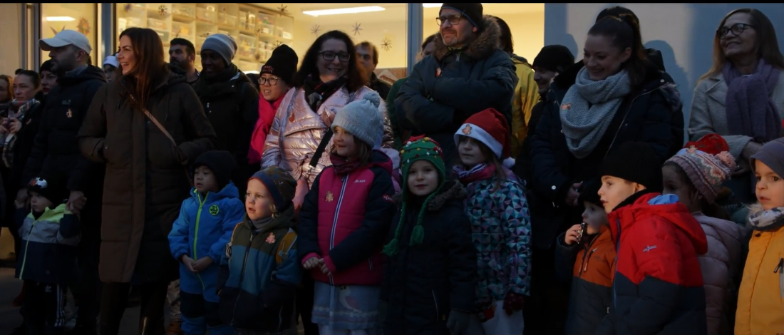 Dei Kinder fiebern dem Besuch vom Nikolaus entgegen